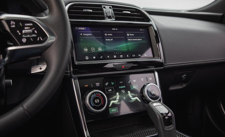 Детали интерьера Jaguar XE P300 R-Dynamic 2019 года  (NA) (фото 40 из 40)